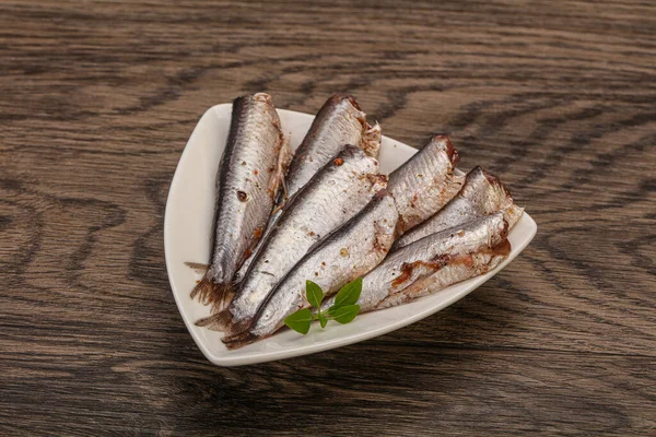 Sardellen Fisch Snack Der Schüssel Serviert Basilikumblätter — Stockfoto