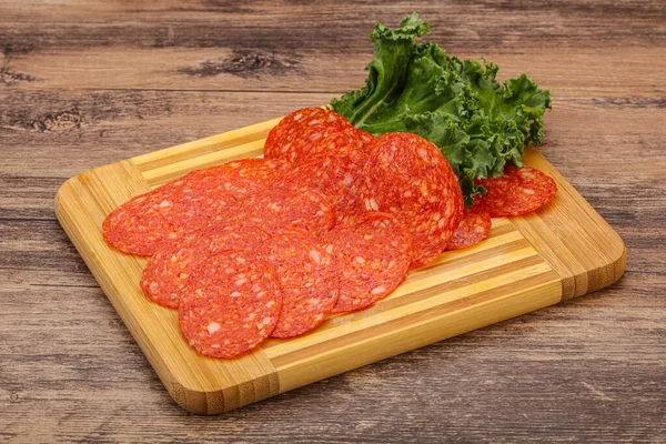 Italiensk Kryddig Pepperoni Korv Skivor Över Bord — Stockfoto