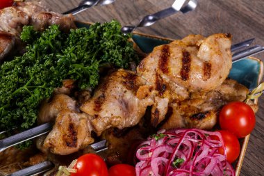 Izgara tavuk ve domuz barbeküsü