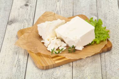 Yunan geleneksel Feta yumuşak peyniri tabakta