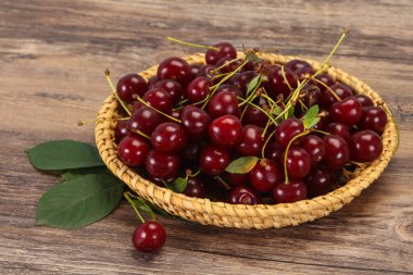 Yapraklarla dolu olgun kiraz yığını