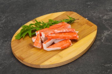 Ahşap tahtanın üzerinde yengeç çubuğu surimi