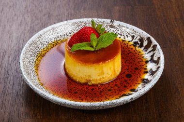 Naneli panna cota ve çilek.