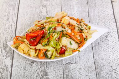 Bitki ve baharatlı lahana salatası.