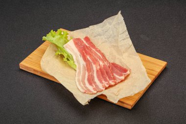 Fırında pişmemiş domuz pastırması.