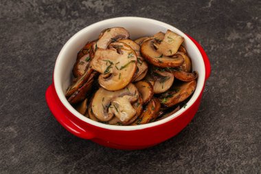 Kavrulmuş şampiyon, kasede otlar ve baharatlar var.