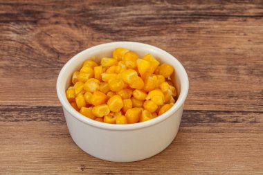Tatlı salamura mısır tohumları kasede
