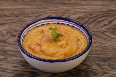 Füme domuz pirzolası ve bezelye kremalı çorba.