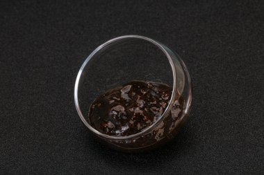 Kasede acı biber sosu var.