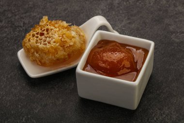 Doğal tatlı bal kasede