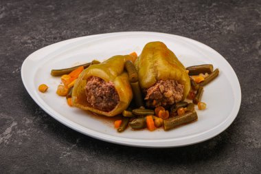 Doldurulmuş dolma dolma biber, et ve pilav.