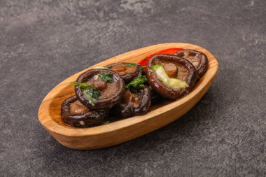 Baharatlı ve otlu terbiye edilmiş Shiitake mantarı.