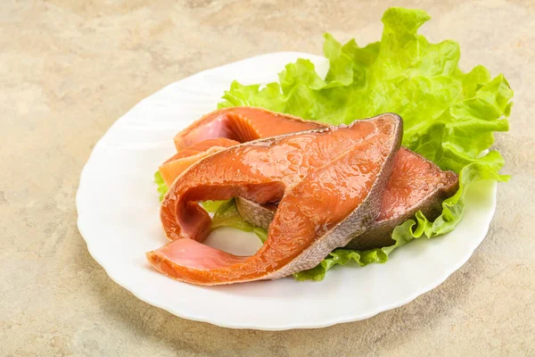 Dois Bifes Salmão Rosa Serviram Folhas Salada — Fotografia de Stock