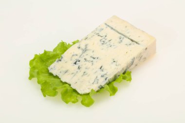 İtalyan geleneksel gorgonzola peyniri beyaza izole edilmiş.