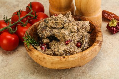 Krema soslu tavuk ciğeri biberiye servis edildi.