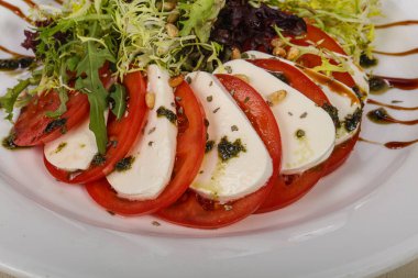 Mozarela ve domatesli geleneksel İtalyan Caprese salatası