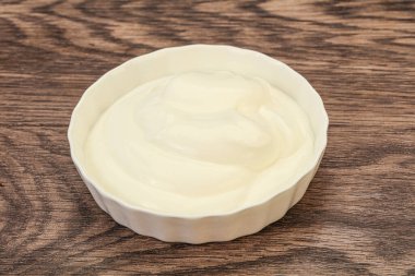 Süt ekşi krema kasede