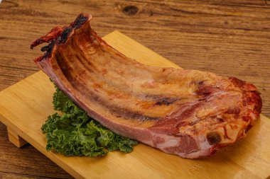 Baharatlı ve otlu domuz pirzolası.