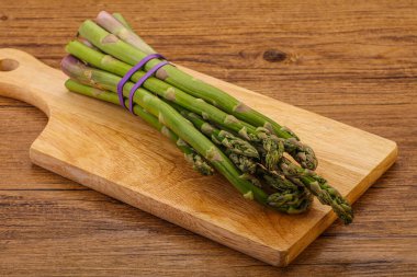 Vejetaryen mutfağı - Pişirmek için çiğ kuşkonmaz yığını