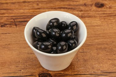 Kasede marine edilmiş siyah zeytin.