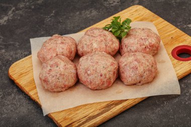 Yemek pişirmek için çiğ hindi köftesi.