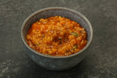 Geleneksel Gürcistan Kharço çorbası. Et ve baharatlı.