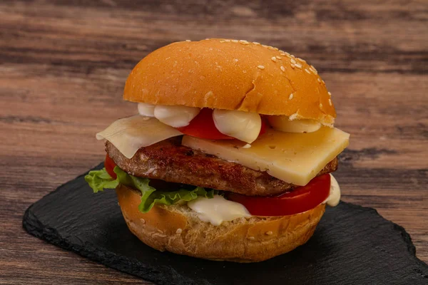 Pyszny Burger Tuńczykiem Serem — Zdjęcie stockowe