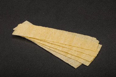 Doğal yağ ve tuzlu patates cipsi yığını. 