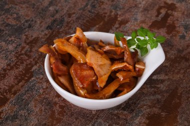 Kasede domuz kulağı var.