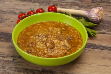 Kafkas Kharço çorbası, sığır eti ve pilav.