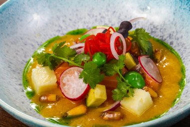 Somon ve sebzeli Gurman Çorbası kişniş ikram