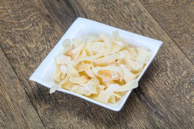 Hindistan cevizi kuru cipsi kasede atıştırmalık.