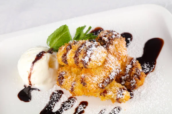 アイスクリームとミントのクリスピーバナナ — ストック写真