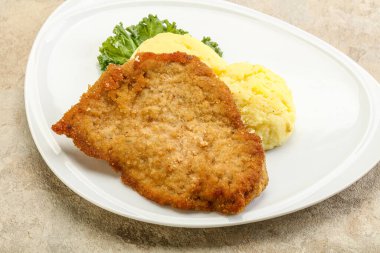 Kızarmış tavuk göğsü şnitzel ve patates püresi.