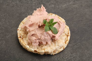 Karaciğer ezmesi kasede fesleğen yaprağı servis edilir.