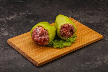Çiğ dolma yeşil dolma biber ve et.