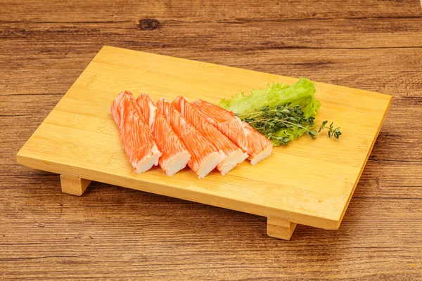 Krabbenstangen Servierten Salatblätter Über Bord — Stockfoto