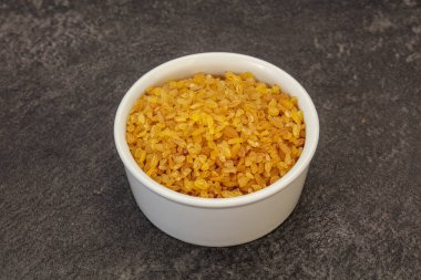 Vejetaryen mutfağı. Kasede pişirmek için kuru bulgur.