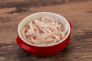 Lezzetli marine edilmiş mürekkep balığı kasede atıştırmalık parçalar.