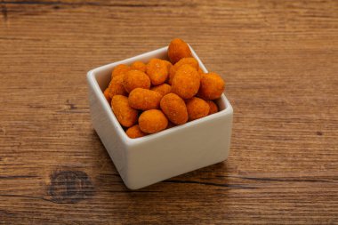 Baharatlı bbq fıstık yığını kasede