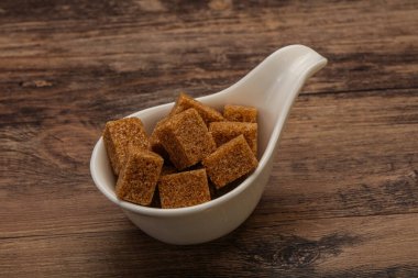 Kahverengi baston şeker yavruları kasede