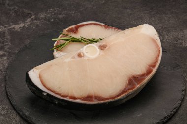 Çiğ köpekbalığı bifteği pişirmek için biberiye servis edilir.