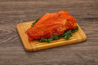 Baharatlı ve otlu füme tavuk göğsü.