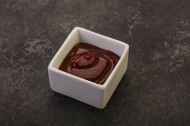 Geleneksel domates barbekü sosu kasede