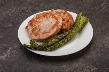 Ton balıklı ızgara biftek ve yeşil kuşkonmaz.