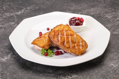 Kızarmış ördek göğsü ve çilek sosu. 