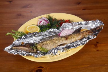 Limon ve biberiyeyle doldurulmuş turna balığı.