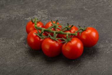 Taze olgun domates dalıyla izole edilmiş.