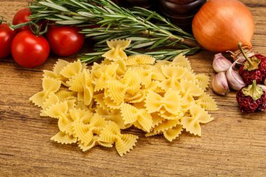 Çiğ İtalyan statü buğday farfalle makarna pişirmek için