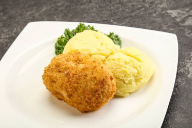 Patates püresiyle doğranmış etten çıtır tavuk pirzolası.